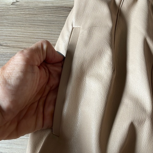 Express Faux Leather Pants NWOT Size 4 Tan Tapered leg Darts Pockets Neutral - Picture 7 of 15